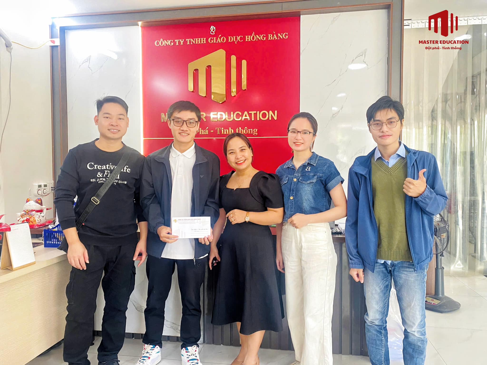 Trao giải cho lớp đạt giải Nhất