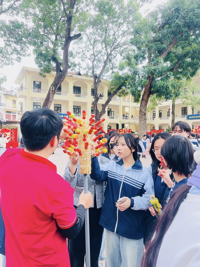 Học sinh THPT Thái Thuận trải nghiệm gian hàng văn hóa Trung Hoa của Master Edu