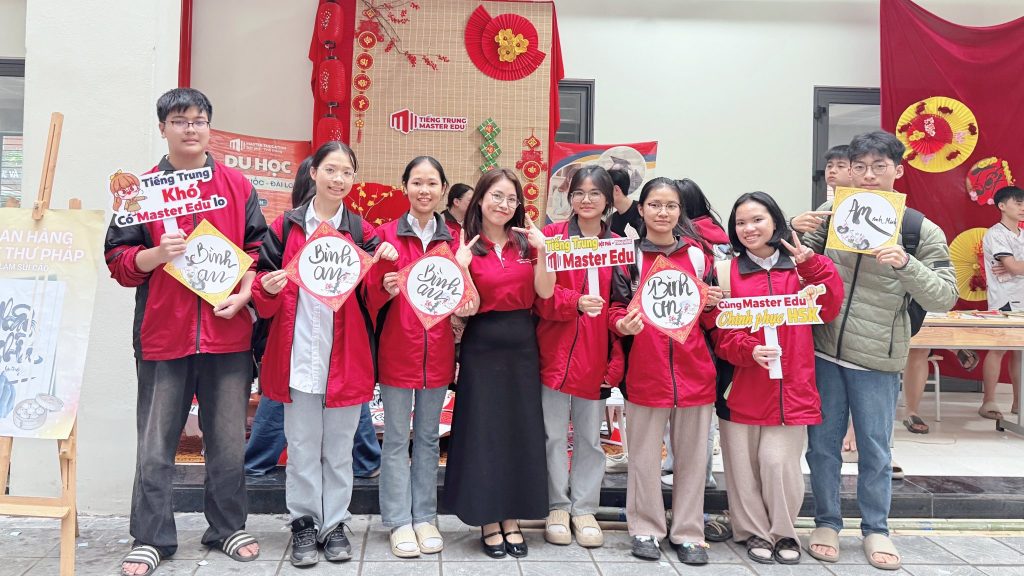 Học sinh tham gia hoạt động tại gian hàng Master Edu