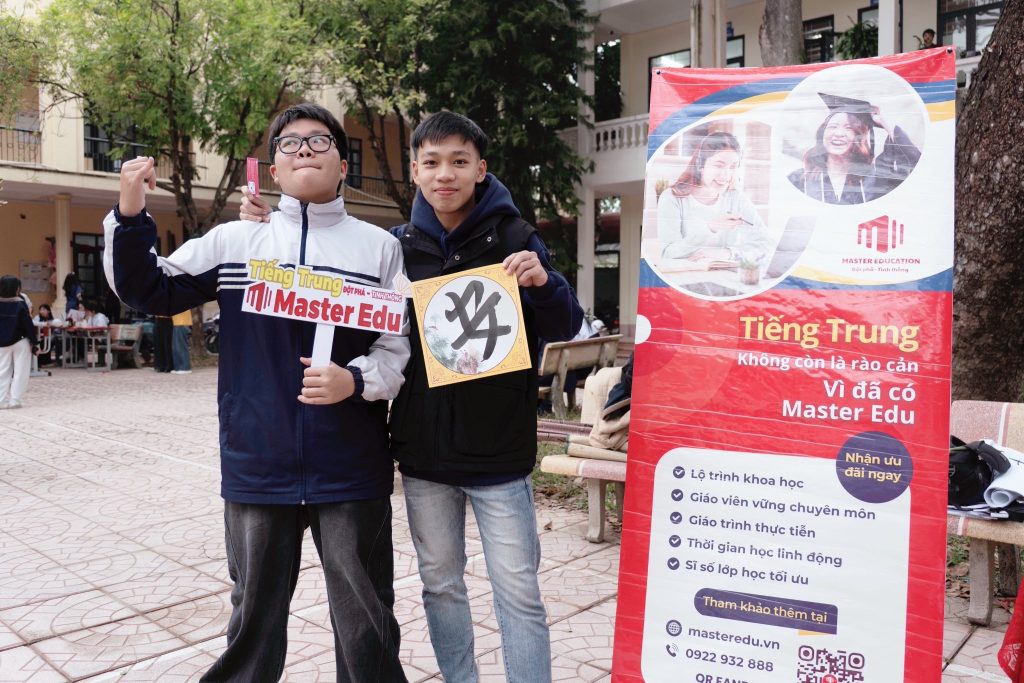 Khoảnh khắc học sinh giao lưu cùng Master Edu tại chương trình xuân