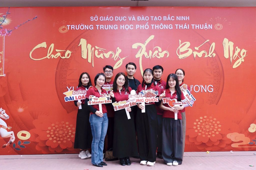 Master Edu tham gia chương trình Xuân Gắn Kết Tết Yêu Thương tại THPT Thái Thuận Caption ảnh: