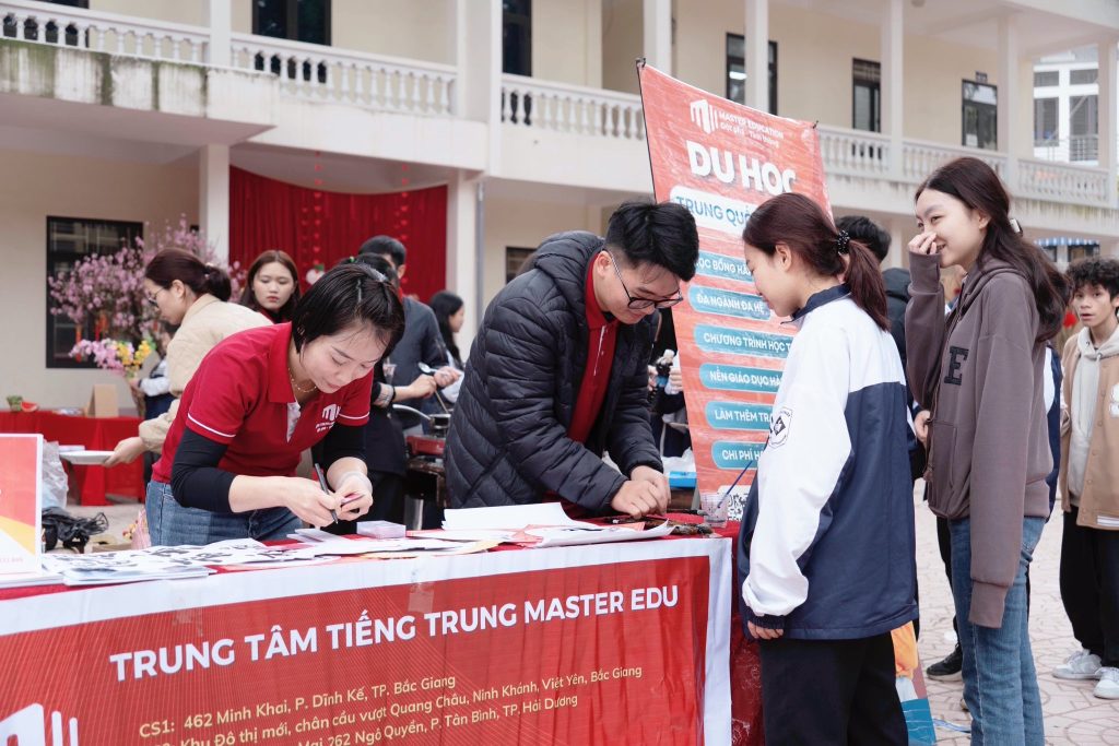 Master Edu mang trải nghiệm sủi cảo kẹo hồ lô và thư pháp Trung Hoa đến học sinh