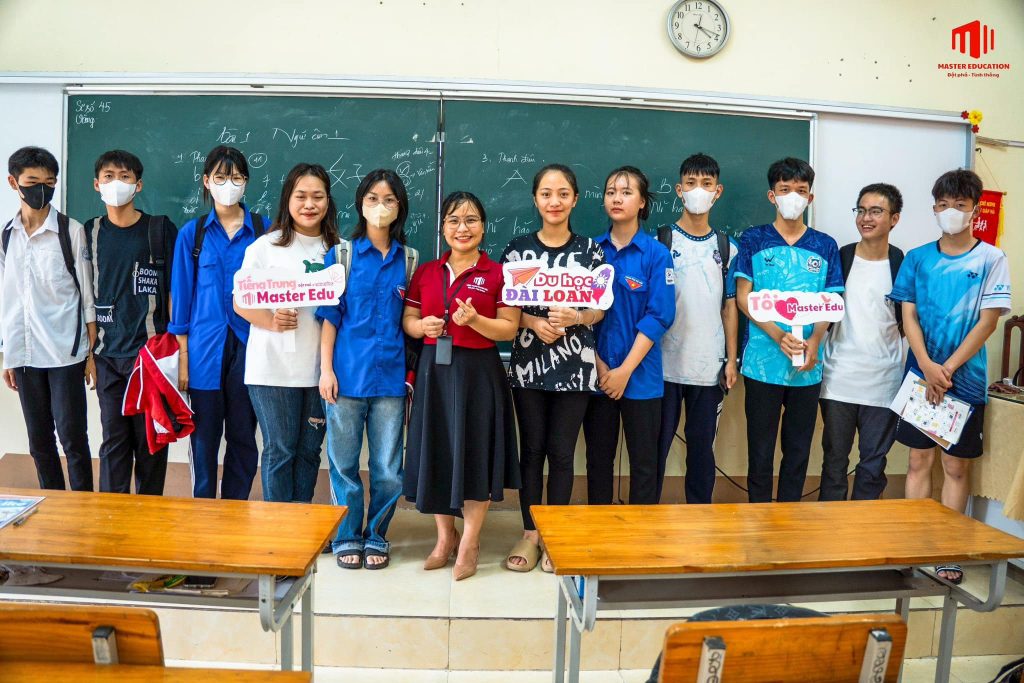 Master Edu tổ chức học thử tiếng Trung tại THPT Giáp Hải