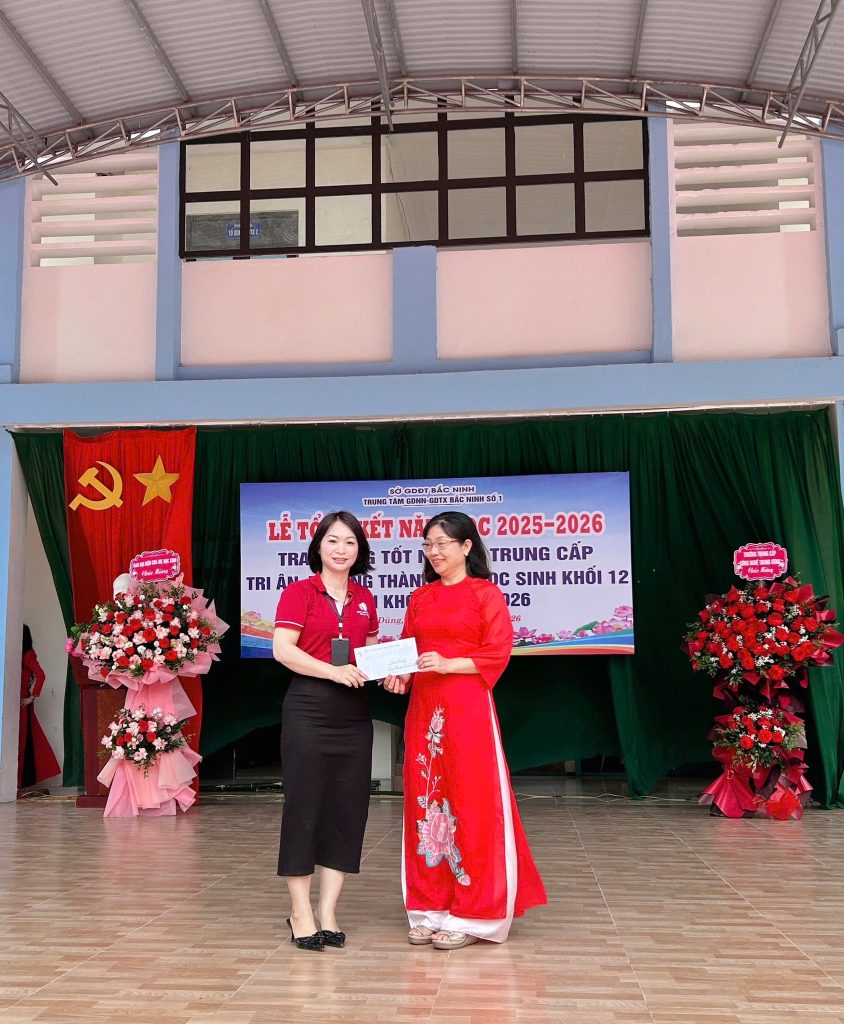 Master Edu trao quà động viên học sinh xuất sắc