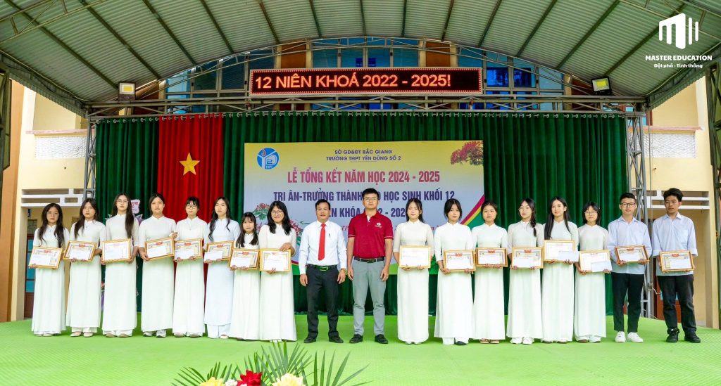 Đại diện Master Edu chụp ảnh cùng học sinh nhận học bổng