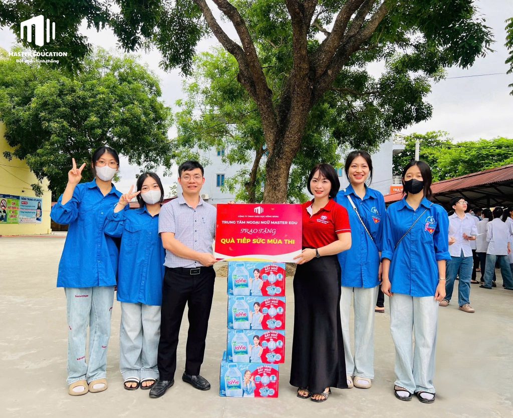 Tình nguyện viên Master Edu phát nước hỗ trợ sĩ tử thi vào lớp 10